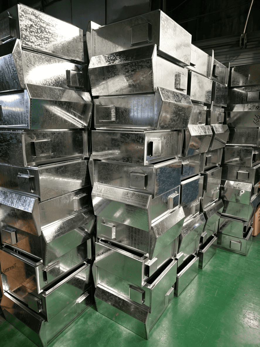 Galvanizli sacdan Bitmiş Kutuya: Ouyue Electric Sac Atölyesinin Gerçek Fotoğrafları, Paslanmaz çelik dağıtım Kutusunun püskürtmeden önceki montaj sürecini ortaya koyuyor