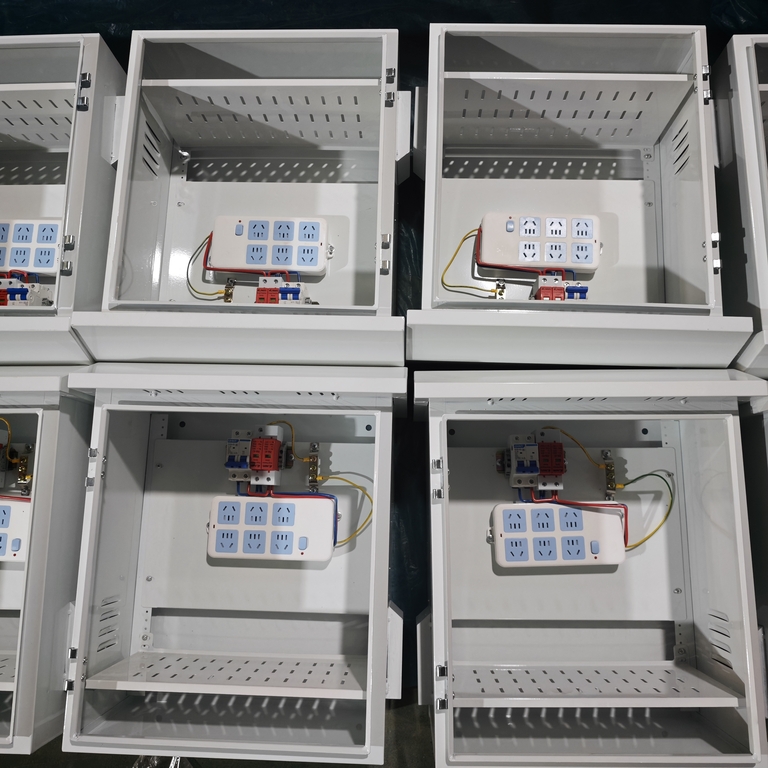 Ouyue Electric'in dış mekan yağmur geçirmez dağıtım kutusunun seri üretim gerçek fotoğrafları: Sac levhadan komple makine montajına kadar tam süreç ekranı